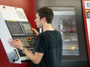 Maschinenbaustudent im Praxisunterricht an einer Maschine